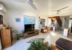 Μια τηλεόραση ή/και κέντρο ψυχαγωγίας στο Appt Blue lagoon vue mer à La Saline les bains