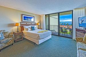 una habitación de hotel con una cama y un balcón en Kaanapali Shores Studio #742, en Lahaina