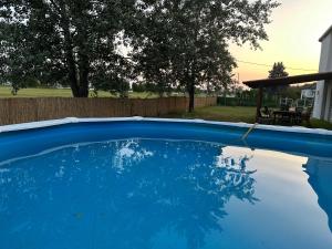 Bazén v ubytování Apartman sa jakuzijem nebo v jeho okolí