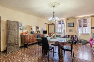 sala de estar con mesa y sillas en Casa Rosa, en Ruota