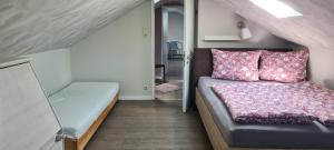 Postel nebo postele na pokoji v ubytování Lotta's Ferienhäuschen