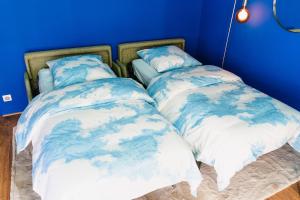 Postel nebo postele na pokoji v ubytování Luna - Cosy Appartement 50m2 - Place Parking Privé -Ascenseur - Position Centrale Gare - Pompidou - Nouvelle Ville - 2 à 4 Personnes + 28 fotografií