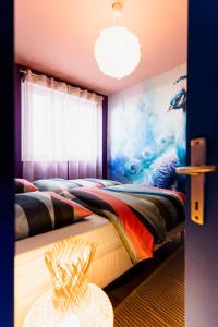 Postel nebo postele na pokoji v ubytování Luna - Cosy Appartement 50m2 - Place Parking Privé -Ascenseur - Position Centrale Gare - Pompidou - Nouvelle Ville - 2 à 4 Personnes