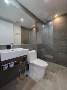 Un baño con inodoro, lavabo y ducha. en Blue Edge Studio T3-527, en Ban Klang
