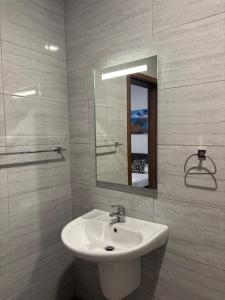 ein weißes Badezimmer mit Waschbecken und Spiegel in der Unterkunft Central and Cozy Room in Msida + 20 Fotos