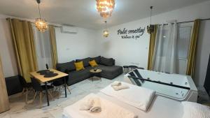 Posezení v ubytování Apartman sa jakuzijem