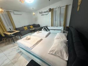 Postel nebo postele na pokoji v ubytování Apartman sa jakuzijem