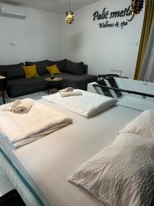 Postel nebo postele na pokoji v ubytování Apartman sa jakuzijem