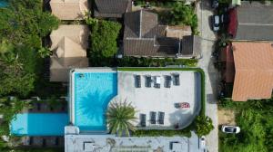 Una vista aérea de una piscina en una casa. en Modern Studio Apt T3-526, en Chalong  2 fotos más