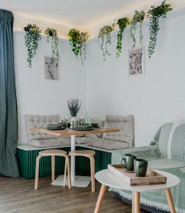 Un comedor con mesa y sillas en 1BR Apartment with Free Parking near Perth CBD, en Perth