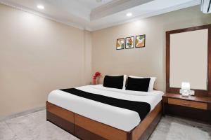 une chambre avec un grand lit avec une fenêtre dans l'établissement Collection O Pithampur, à Indore