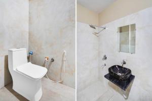 deux photos d'une salle de bain avec toilettes et douche dans l'établissement Collection O Pithampur, à Indore