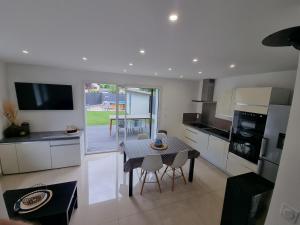 Η κουζίνα ή μικρή κουζίνα στο Évasion et confort maison 8 couchages avec piscine