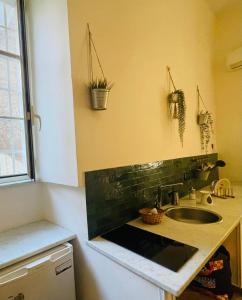 Dapur atau dapur kecil di Planet Suite Ruins
