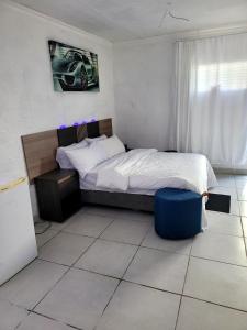 Giường trong phòng chung tại chikos premium rooms