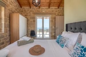 Postel nebo postele na pokoji v ubytování Villa Alma Libre Kissamos + 57 fotografií