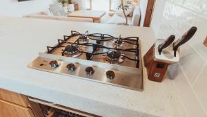 Een keuken of kitchenette bij 絶景田園と風を感じる癒しの一棟貸しSawah東浪見