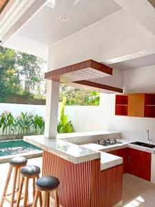 Η κουζίνα ή μικρή κουζίνα στο MADE BATU VILLA ungasan
