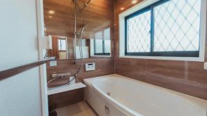 Een badkamer bij 絶景田園と風を感じる癒しの一棟貸しSawah東浪見