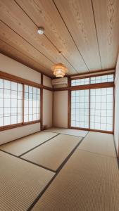 Afbeelding uit fotogalerij van 絶景田園と風を感じる癒しの一棟貸しSawah東浪見 in Ichinomiya