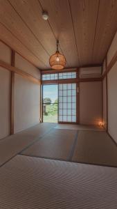Een bed of bedden in een kamer bij 絶景田園と風を感じる癒しの一棟貸しSawah東浪見
