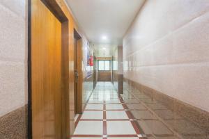 um corredor com piso em azulejo num edifício em Collection O Ajmer Station Road em Ajmer
