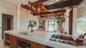 Een keuken of kitchenette bij 絶景田園と風を感じる癒しの一棟貸しSawah東浪見