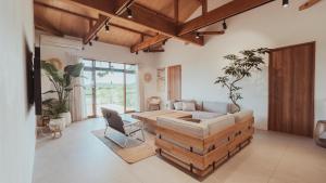 Een zitgedeelte bij 絶景田園と風を感じる癒しの一棟貸しSawah東浪見