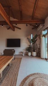 Een TV en/of entertainmentcenter bij 絶景田園と風を感じる癒しの一棟貸しSawah東浪見

