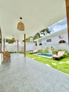 un patio abierto con piscina y una casa en VILLA LULU 2- 2 bedrooms villa - private pool, en Kuta Lombok