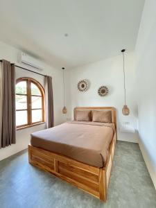 Un dormitorio con una cama grande en una habitación. en VILLA LULU 2- 2 bedrooms villa - private pool, en Kuta Lombok 15 fotos más