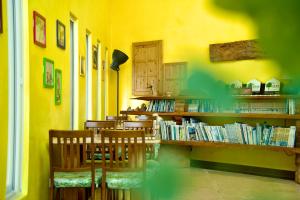 Biblioteca nella stanza in casa privata