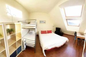 Posteľ alebo postele v izbe v ubytovaní Serraneu studio con parking privado