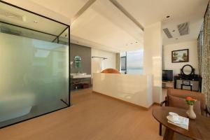 Dali Blue House Sea View B&B的电视和/或娱乐中心