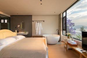 Dali Blue House Sea View B&B客房内的一张或多张床位