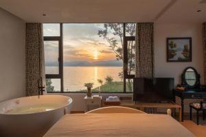 大理古镇Dali Blue House Sea View B&B的一间海景卧室,配有浴缸
