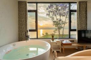 大理古镇Dali Blue House Sea View B&B的带浴缸的大窗户