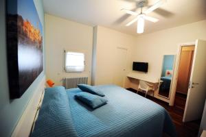 una camera da letto con un letto con cuscini blu di amaranto bnb a Matera