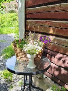 a table with two baskets and flowers on it at Väentupa in Kaarina