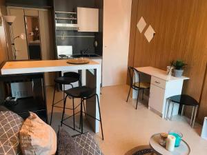 eine Küche mit einer Theke und Hockern in einem Zimmer in der Unterkunft Appartement entier centre-ville in La Rochelle