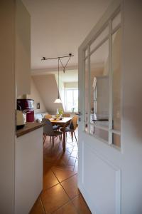 a kitchen and dining room with a table and a kitchen and a dining room at SeeZauber- gemütliche Ferienwohnung, Privatparkplatz, Cospudener See in Markkleeberg