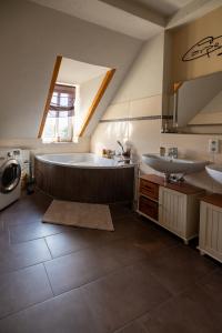 a large bathroom with a tub and two sinks at SeeZauber- gemütliche Ferienwohnung, Privatparkplatz, Cospudener See in Markkleeberg