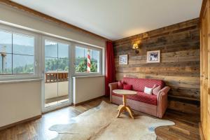 A seating area at keyone rooms Finkenberg