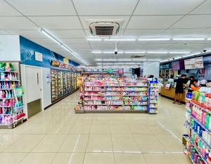 Supermarket nebo jiné obchody v  hotelu nebo okolí