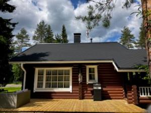 a small log cabin with a porch at Honkahimos 7, Pohjois-Huippu, Jämsä in Jämsä
