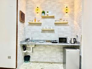 una cocina con encimera y microondas en La Casa del Centro Cairo, en El Cairo