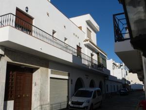 a white van parked in front of a building at Casa del Sol in Zahara de los Atunes