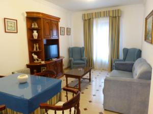 sala de estar con sofá y mesa en Casa del Sol en Zahara de los Atunes