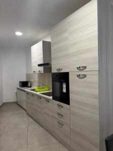 cocina con armarios de acero inoxidable y fogones en Air and Peace, en Hamrun