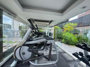 Fitness centrum a/nebo fitness zařízení v ubytování Central Living Ploenchit
